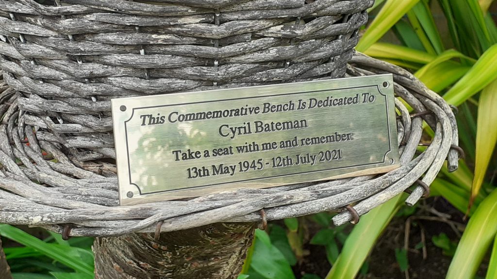 Commemorative Brass Bench/Wall Plaques (6 x 2" / 150 x 50mm)Exquisite black-infilled engraving on a polished brass plaque with an intricate border